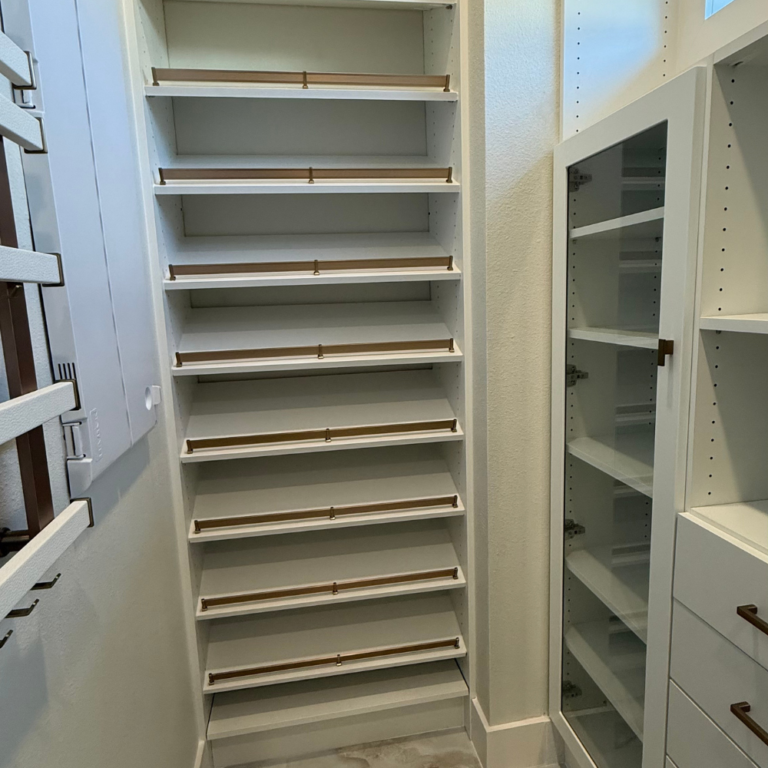 Walk-in with pull-out shoe racks – photo 4