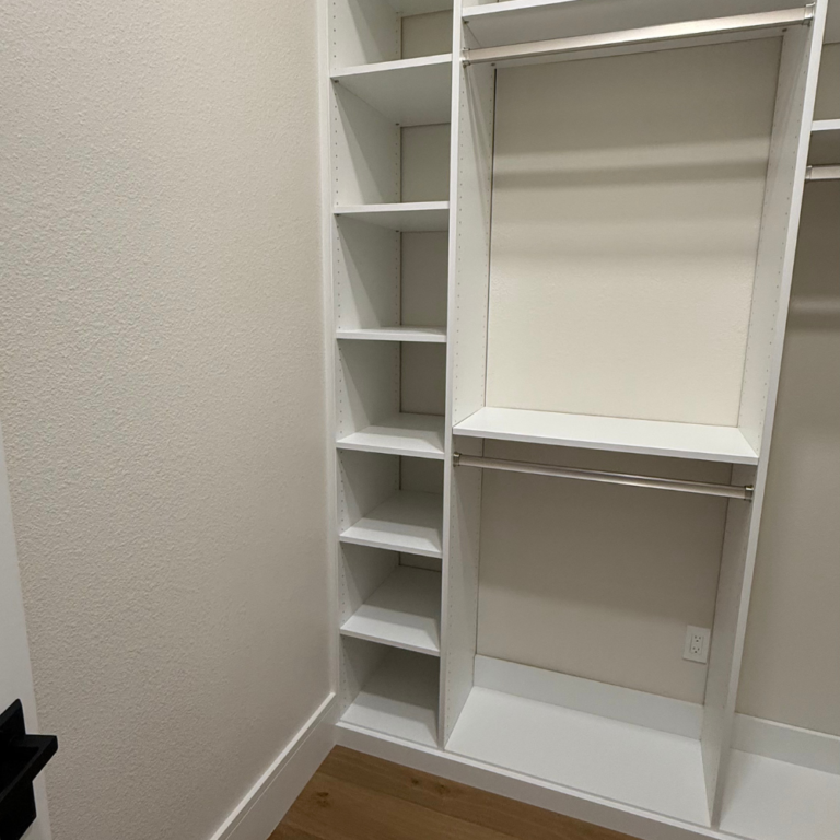 White walk-in with a drawer stack and shelving – photo 3