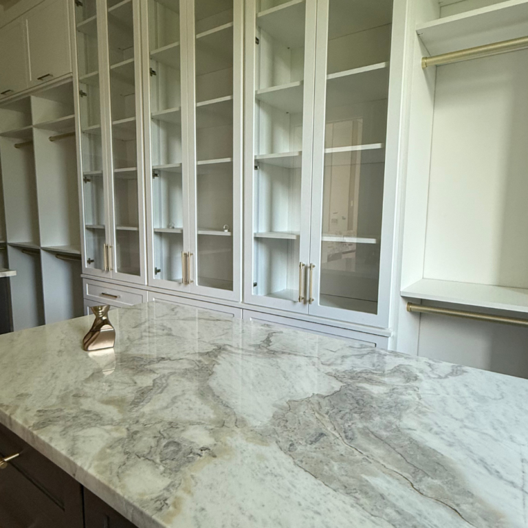 Marble island with glass-front cabinets – photo 2