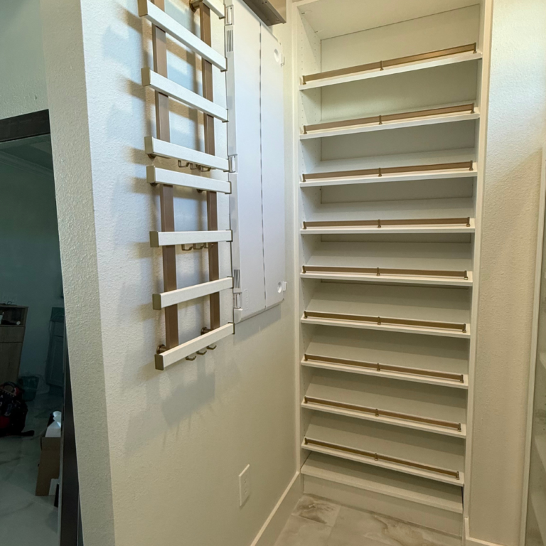 Walk-in with pull-out shoe racks – photo 1