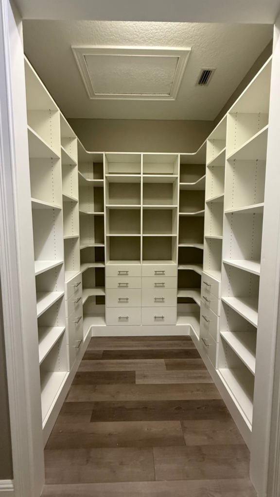 White walk-in with corner shelving and drawers – photo 1
