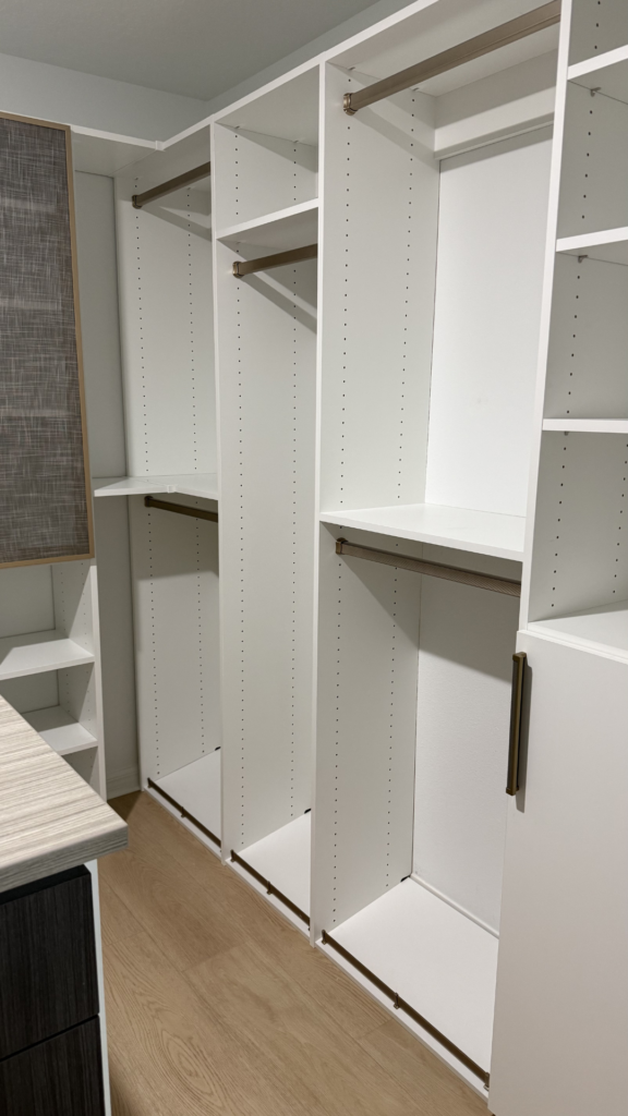 White walk-in with open shelving and hanging – photo 1