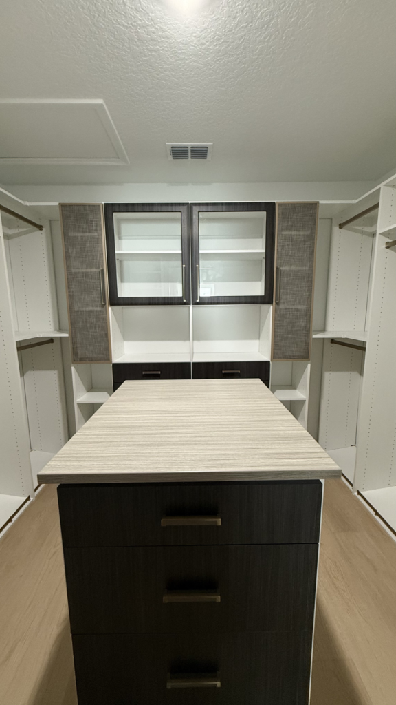 Light oak island with charcoal drawers and textured-glass cabinet – photo 5
