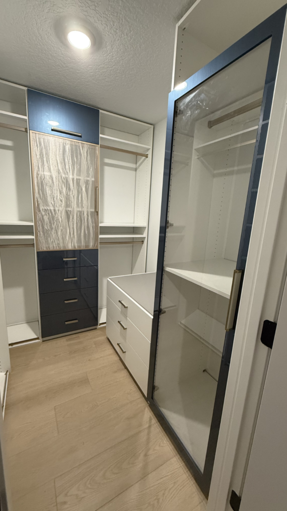 White walk-in with textured-glass tower and charcoal drawers – photo 3