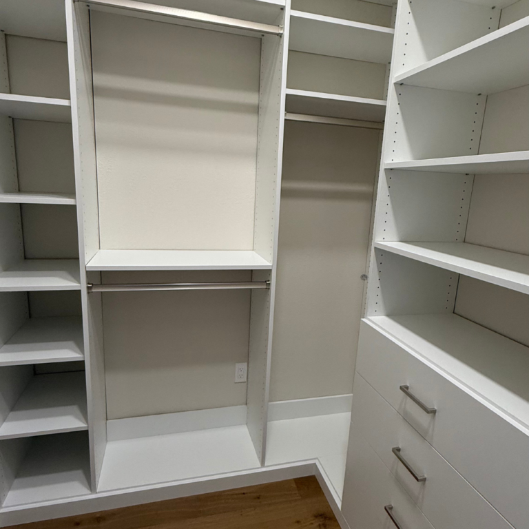 White walk-in with a drawer stack and shelving – photo 1