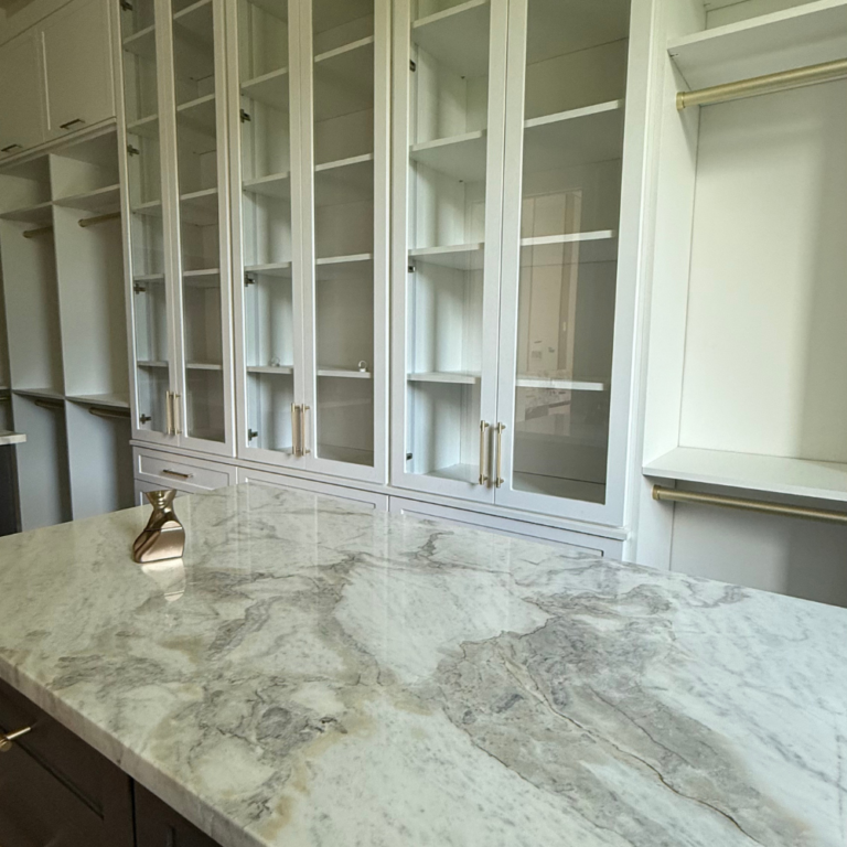Marble island with glass-front cabinets – photo 3