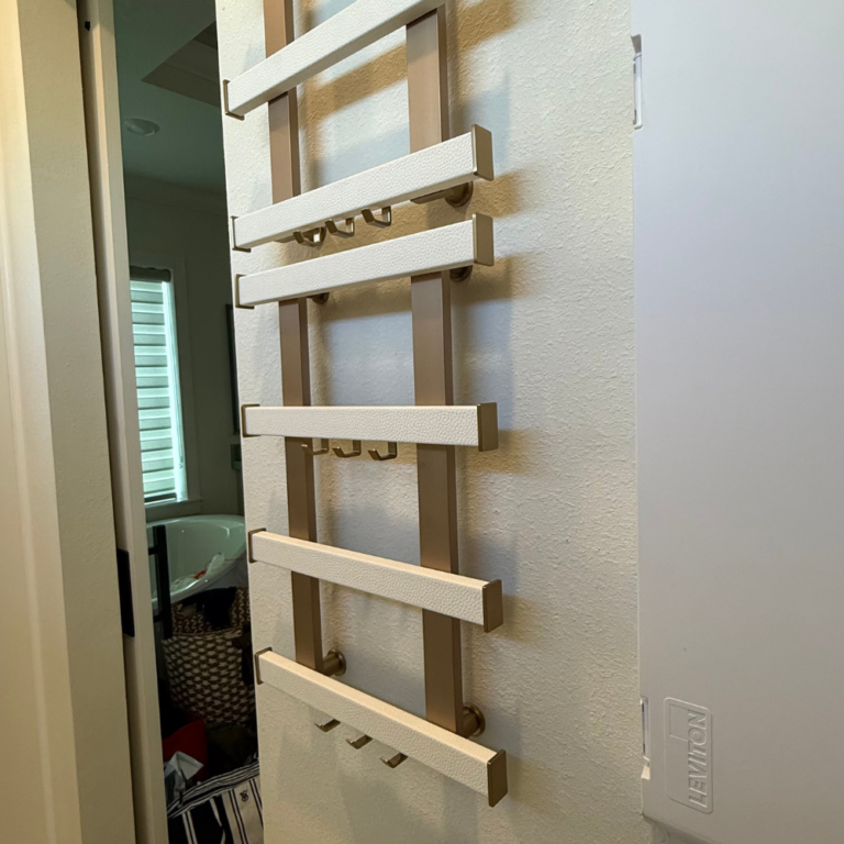 Walk-in with pull-out shoe racks – photo 2