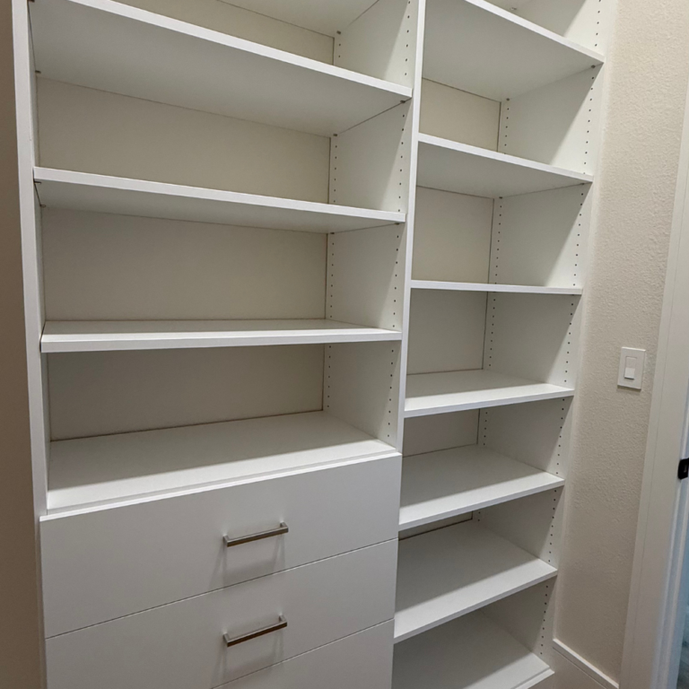 White walk-in with a drawer stack and shelving – photo 2