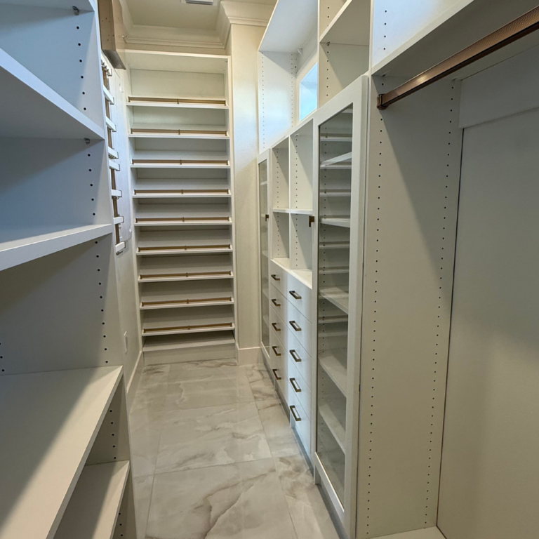 Walk-in with pull-out shoe racks – photo 3
