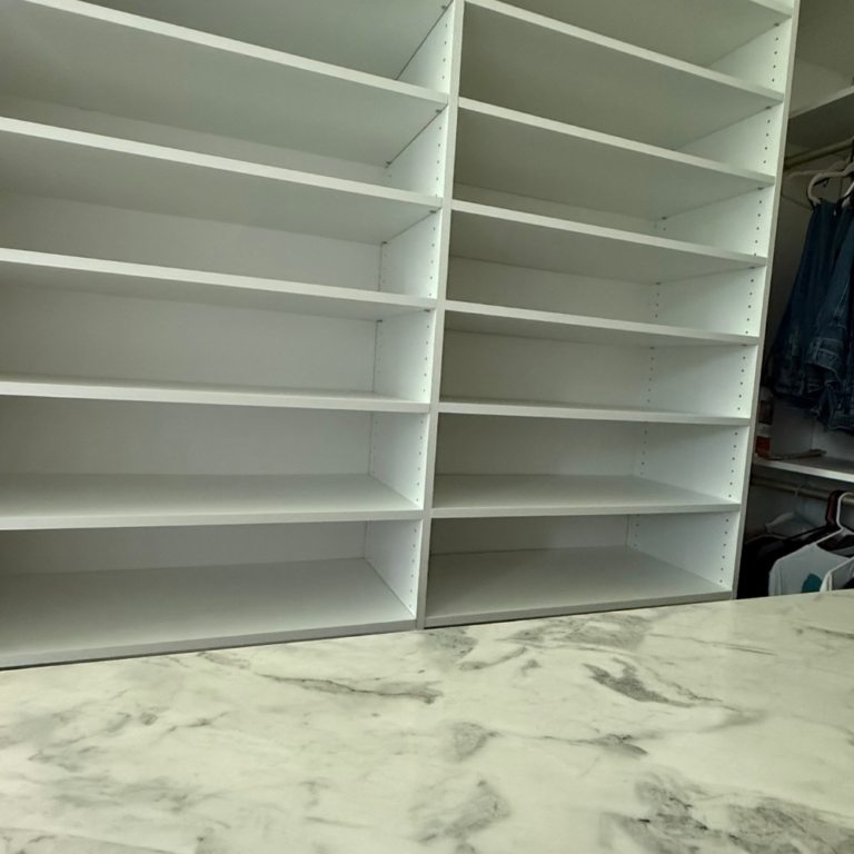 Marble island with glass-front cabinets – photo 4