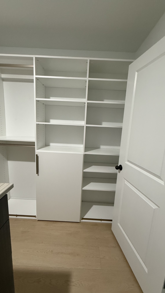 White walk-in with open shelving and hanging – photo 4