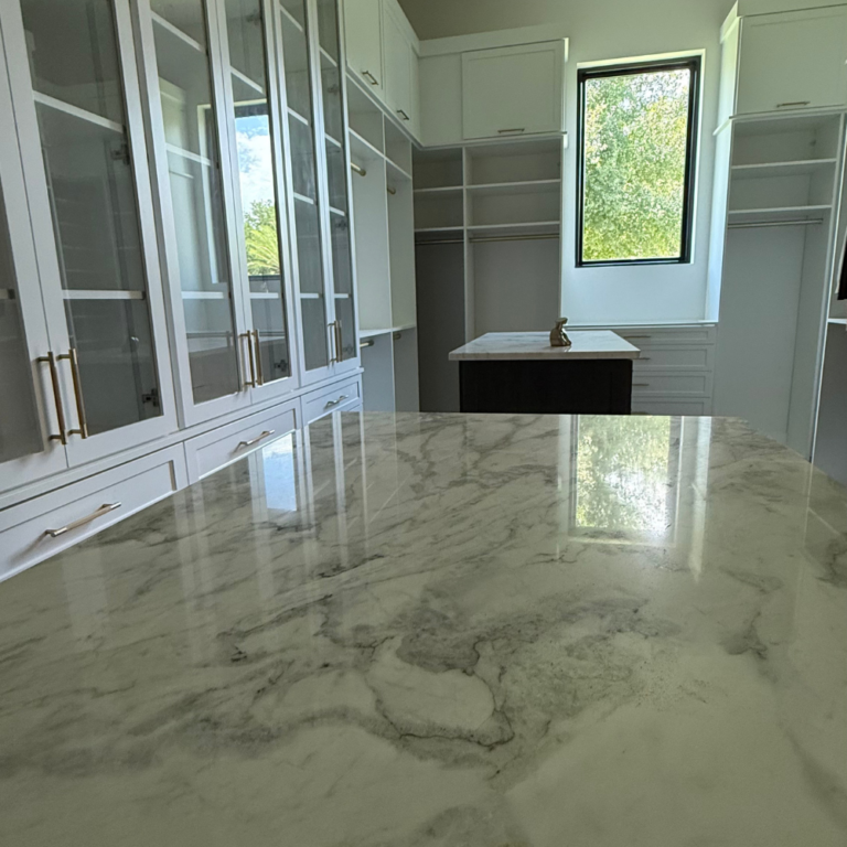 Marble island with glass-front cabinets – photo 1