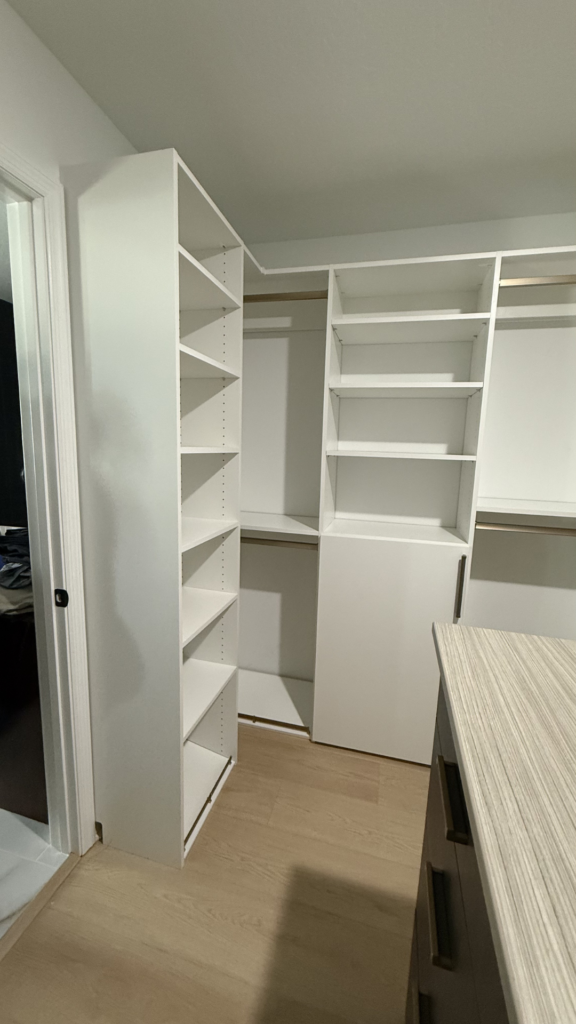 White walk-in with open shelving and hanging – photo 3