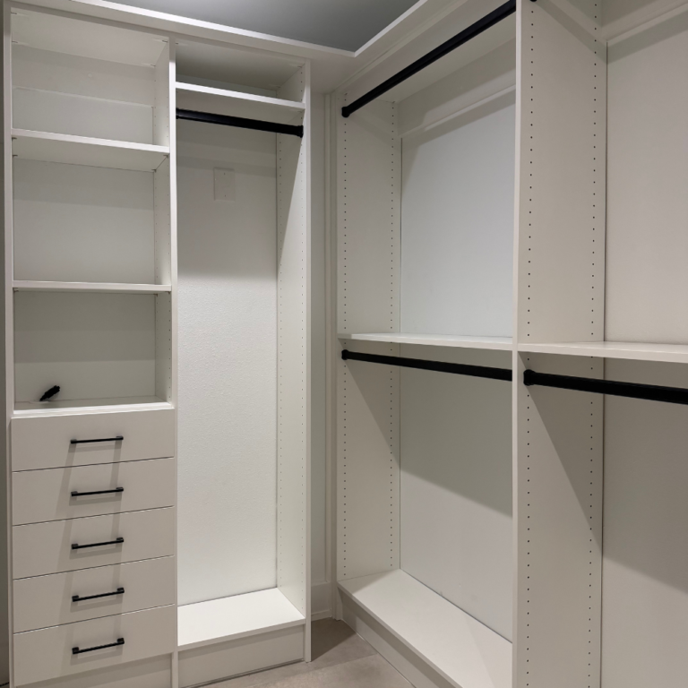 White walk-in with double hanging and a bench – photo 2