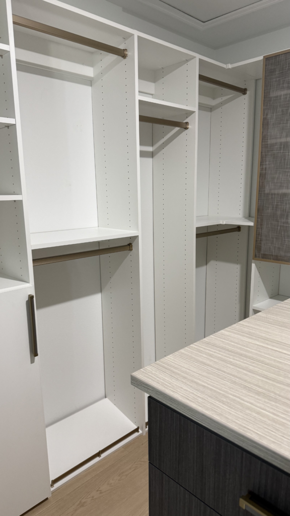 White walk-in with open shelving and hanging – photo 2