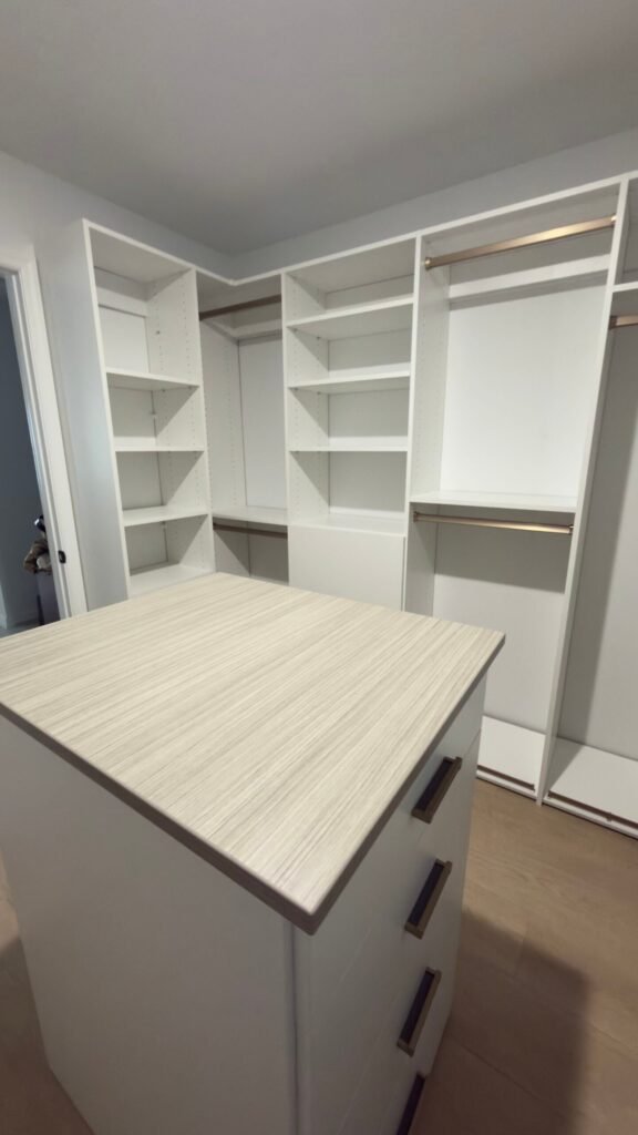 Light oak island with charcoal drawers and textured-glass cabinet – photo 8